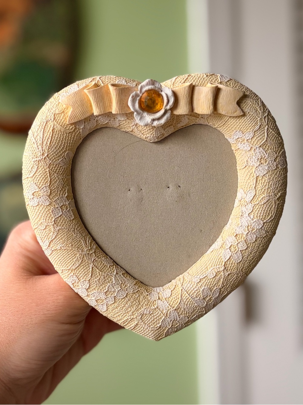 Heart-Shaped Lace Photo Frame in Cream Vintage Accent
